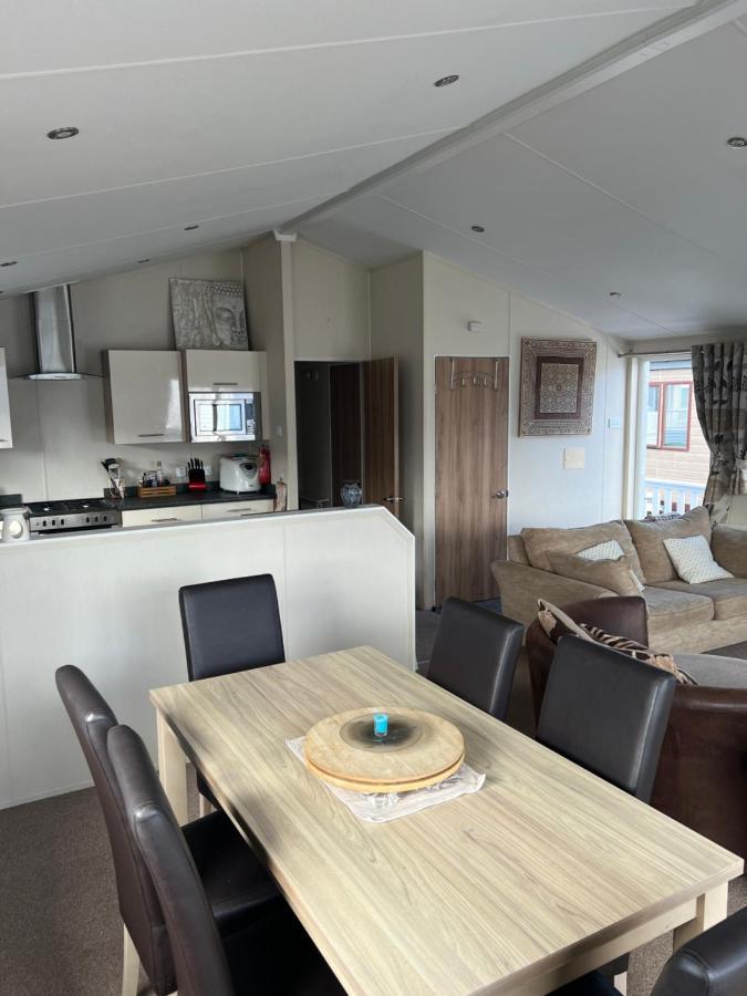 Lodge Caravan On Holiday Park Chichester Exterior photo